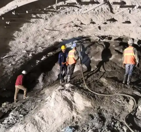 普定拱顶带模注浆料的施工流程及注意事项